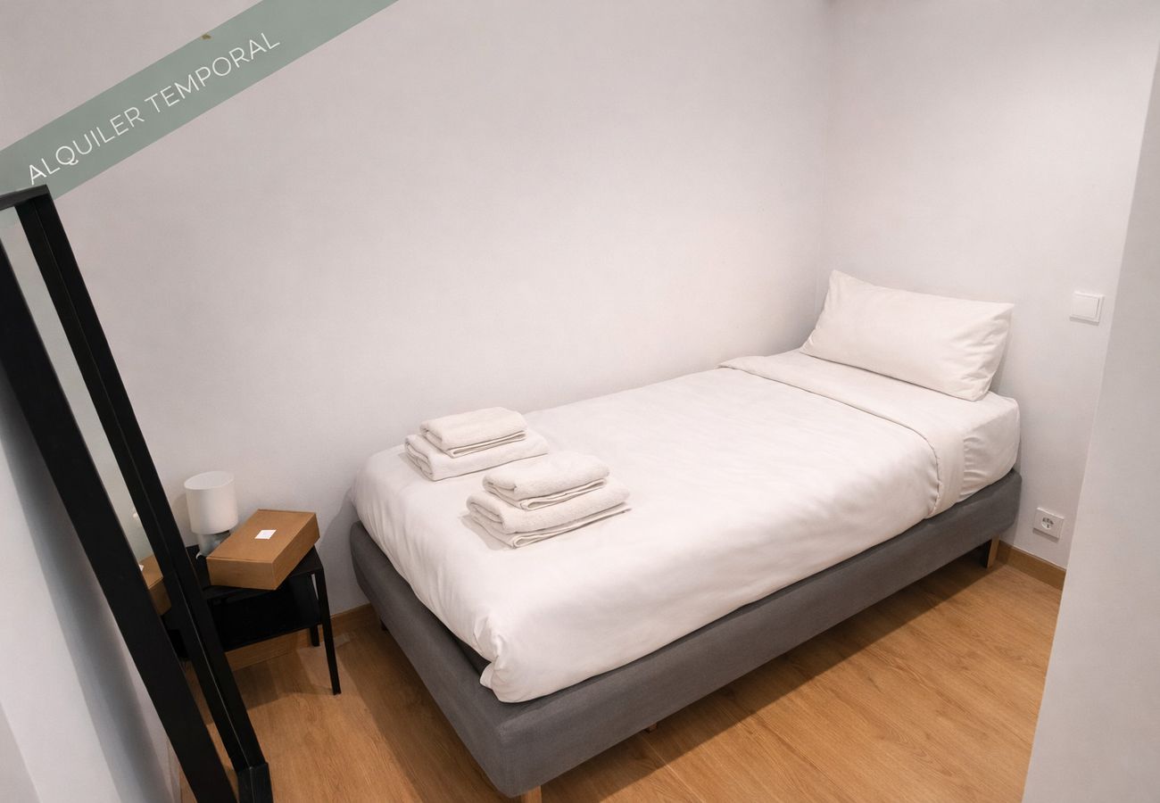 Incredible Room in Chamartín