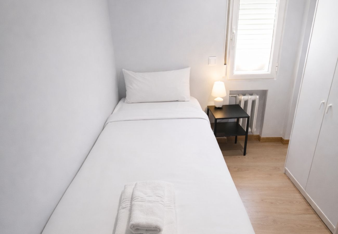 Incredible Room in Chamartín